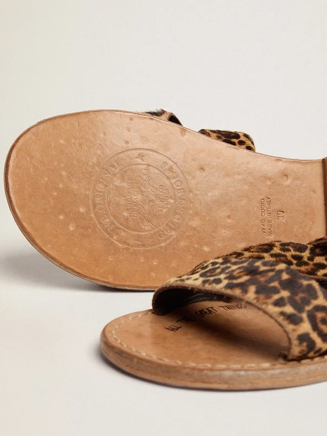 Margaret-sandaler för damer i ponnyskinn med leopardmönster