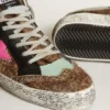 Mid Star i ponnyskinn med leopardmönster och stjärna i fuchsiafärgat läder