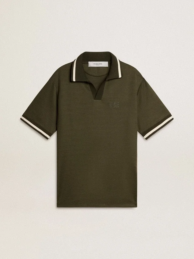 Militärgrön jerseypolo för herr med broderi