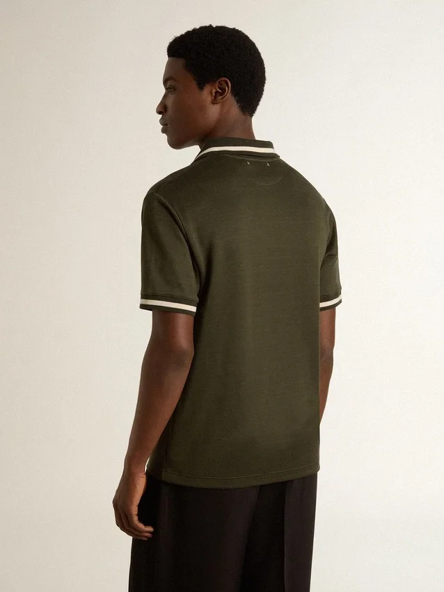 Militärgrön jerseypolo för herr med broderi