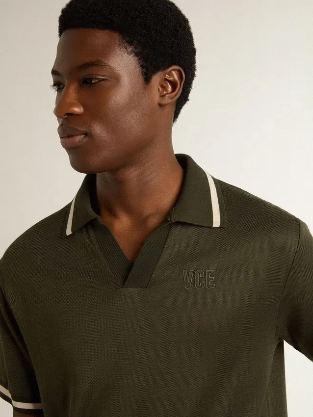 Militärgrön jerseypolo för herr med broderi