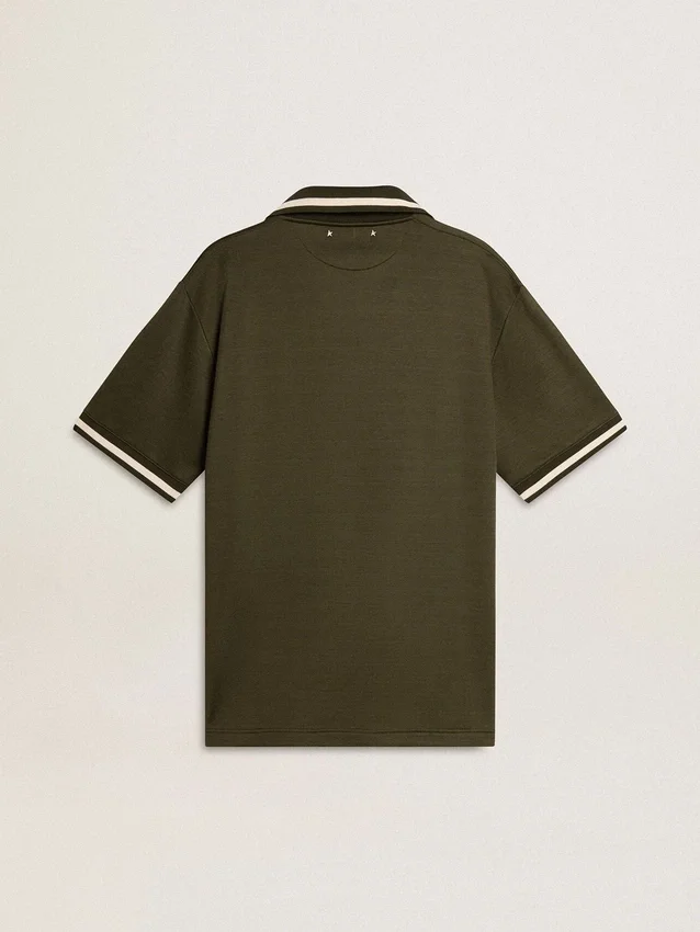 Militärgrön jerseypolo för herr med broderi