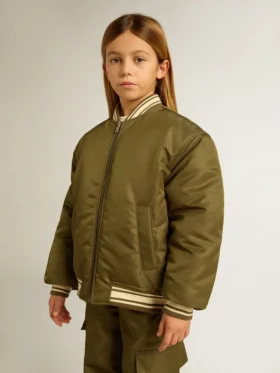Militärgrön nylonbomberjacka för barn med text på ryggen