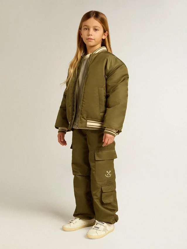 Militärgrön nylonbomberjacka för barn med text på ryggen