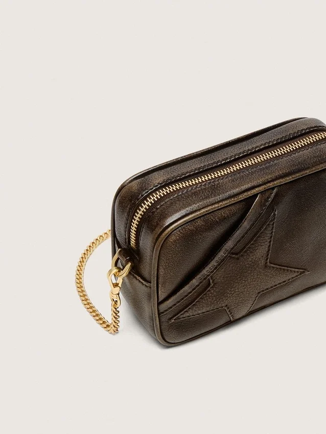 Mini Star Bag i slitet mörkbrunt läder med ton-i-ton-stjärna