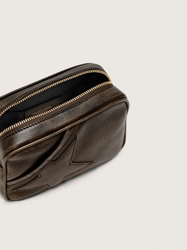Mini Star Bag i slitet mörkbrunt läder med ton-i-ton-stjärna