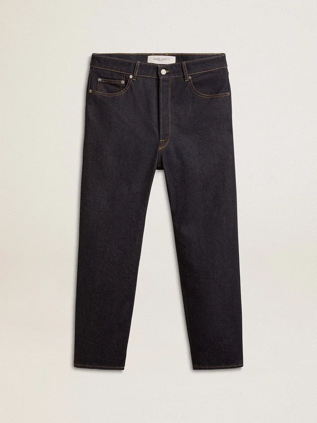 Mörkblå herrjeans i denim med en tvätt