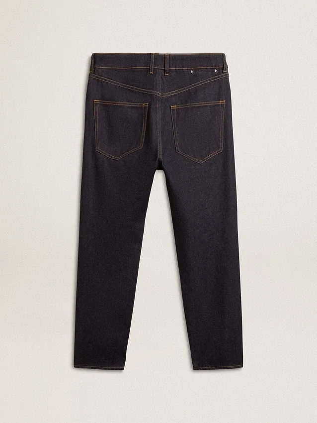 Mörkblå herrjeans i denim med en tvätt