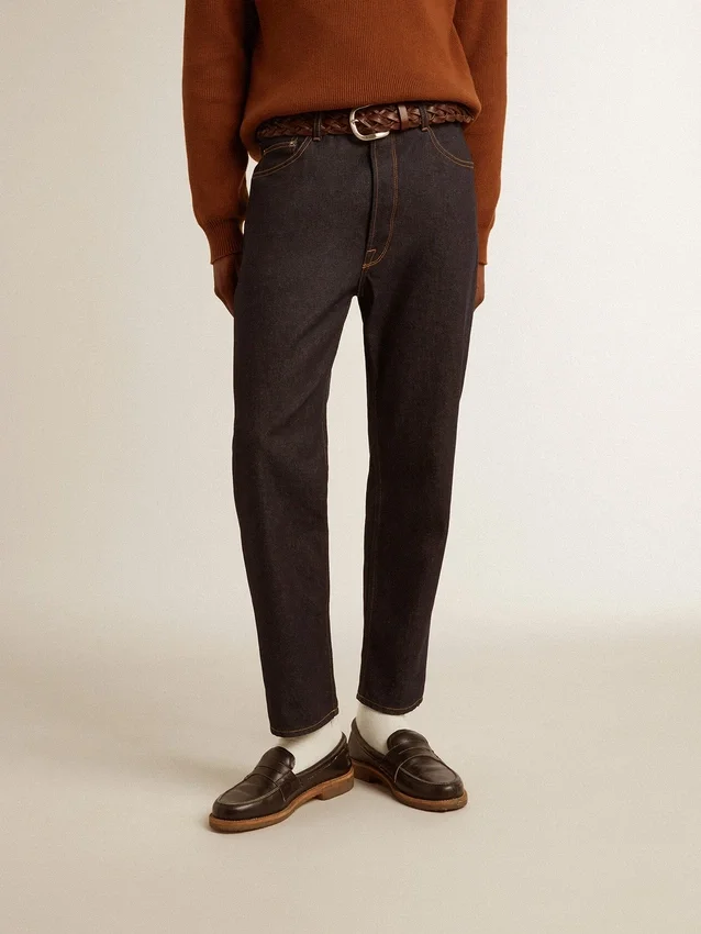 Mörkblå herrjeans i denim med en tvätt