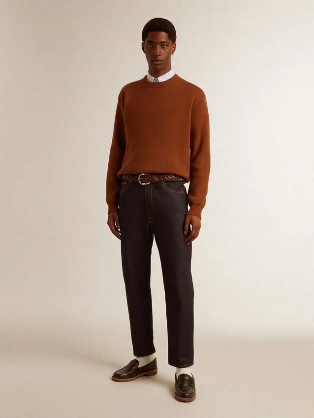 Mörkblå herrjeans i denim med en tvätt