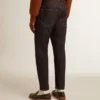 Mörkblå herrjeans i denim med en tvätt