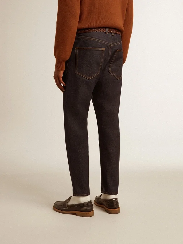 Mörkblå herrjeans i denim med en tvätt