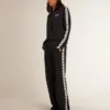 Mörkblå sweatshirt med dragkedja, vit rand och kontrasterande stjärnor