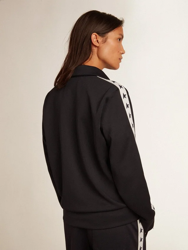Mörkblå sweatshirt med dragkedja, vit rand och kontrasterande stjärnor