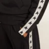 Mörkblå sweatshirt med dragkedja, vit rand och kontrasterande stjärnor
