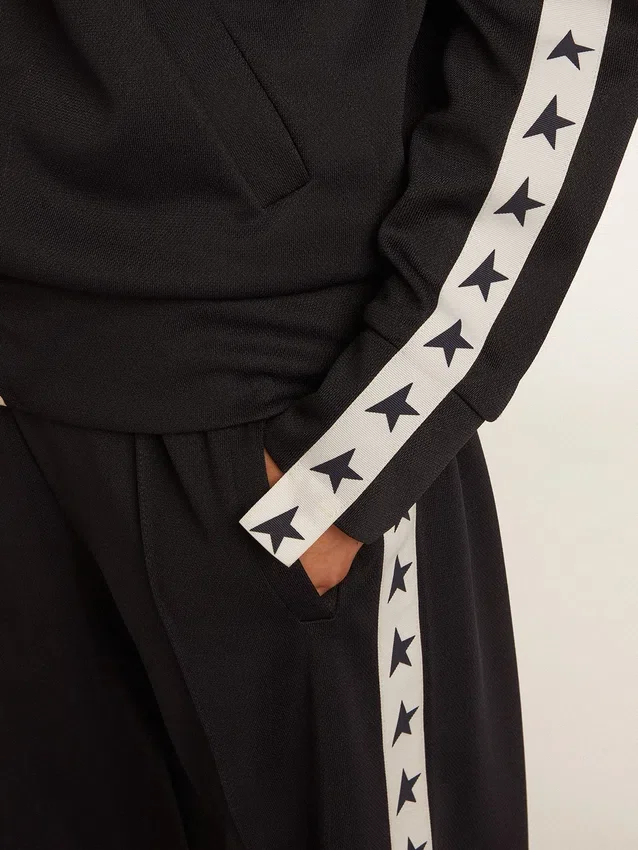 Mörkblå sweatshirt med dragkedja, vit rand och kontrasterande stjärnor