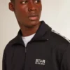 Mörkblå sweatshirt med vit rand och kontrasterande blå stjärnor