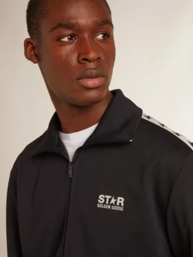 Mörkblå sweatshirt med vit rand och kontrasterande blå stjärnor