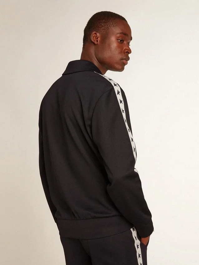 Mörkblå sweatshirt med vit rand och kontrasterande blå stjärnor