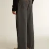 Mörkgrå herrjeans i denim med tvinnad pressveck