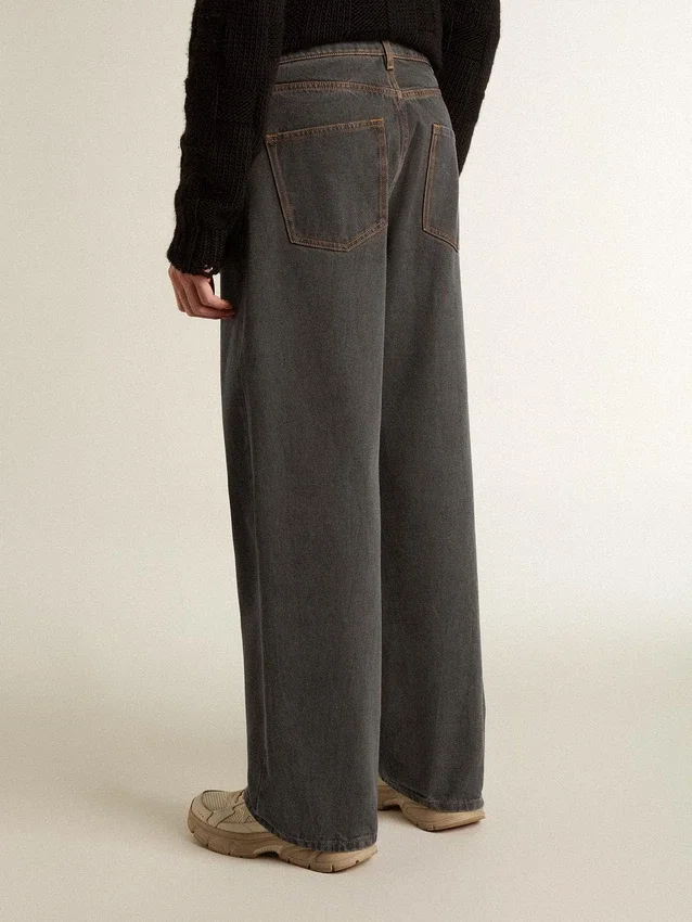 Mörkgrå herrjeans i denim med tvinnad pressveck