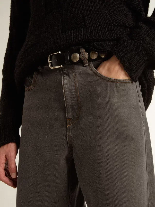 Mörkgrå herrjeans i denim med tvinnad pressveck