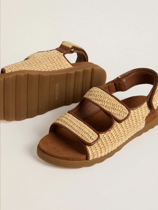 Noa Young-sandaler i beige raffia och brunt läder