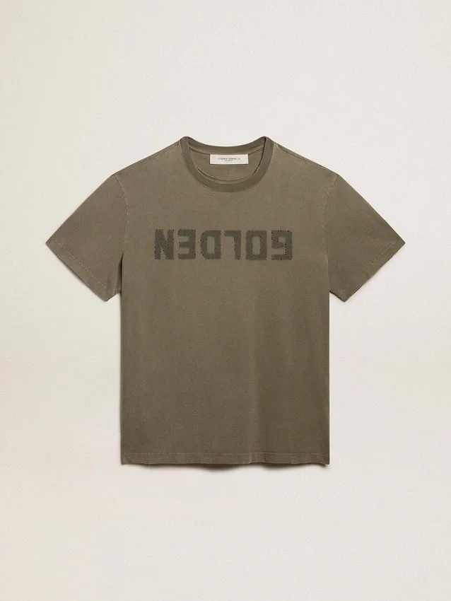 Olivgrön T-shirt i regular fit med guldfärgade bokstäver på framsidan