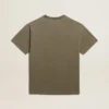 Olivgrön T-shirt i regular fit med guldfärgade bokstäver på framsidan