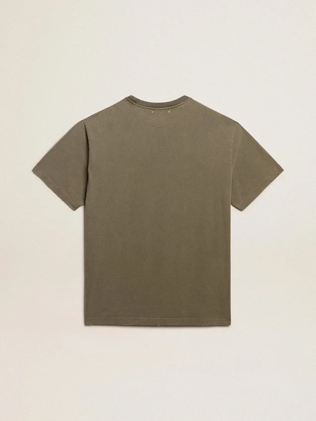 Olivgrön T-shirt i regular fit med guldfärgade bokstäver på framsidan