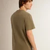 Olivgrön herr-T-shirt med guldbokstäver