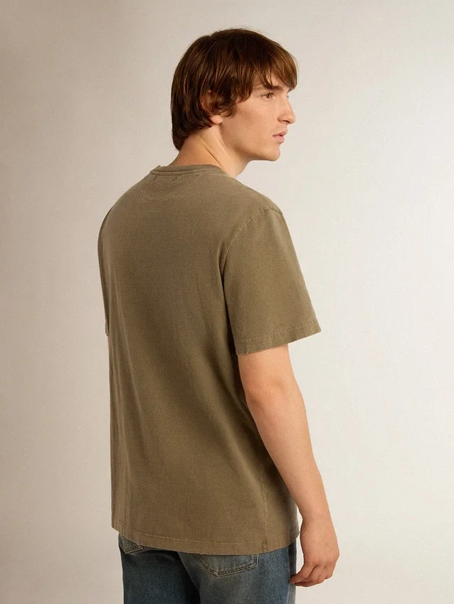 Olivgrön herr-T-shirt med guldbokstäver