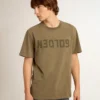 Olivgrön herr-T-shirt med guldbokstäver