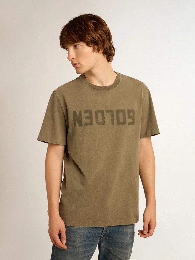 Olivgrön herr-T-shirt med guldbokstäver