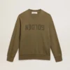 Olivgrön herrsweatshirt med guldfärgade bokstäver