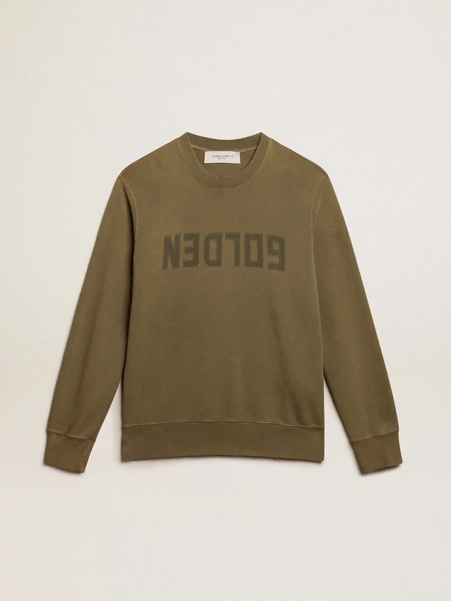 Olivgrön herrsweatshirt med guldfärgade bokstäver