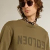 Olivgrön herrsweatshirt med guldfärgade bokstäver