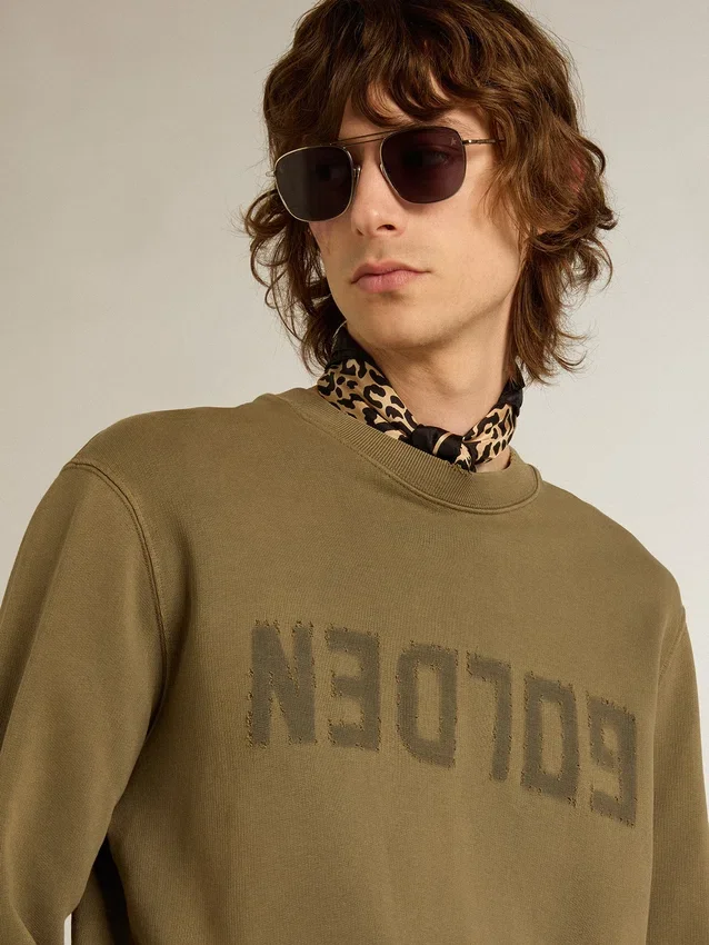 Olivgrön herrsweatshirt med guldfärgade bokstäver