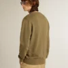Olivgrön herrsweatshirt med guldfärgade bokstäver
