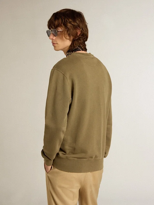 Olivgrön herrsweatshirt med guldfärgade bokstäver