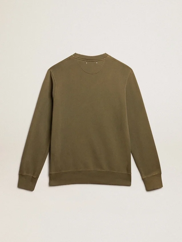 Olivgrön herrsweatshirt med guldfärgade bokstäver
