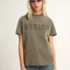 Olivgrön T-shirt i regular fit med guldfärgade bokstäver på framsidan