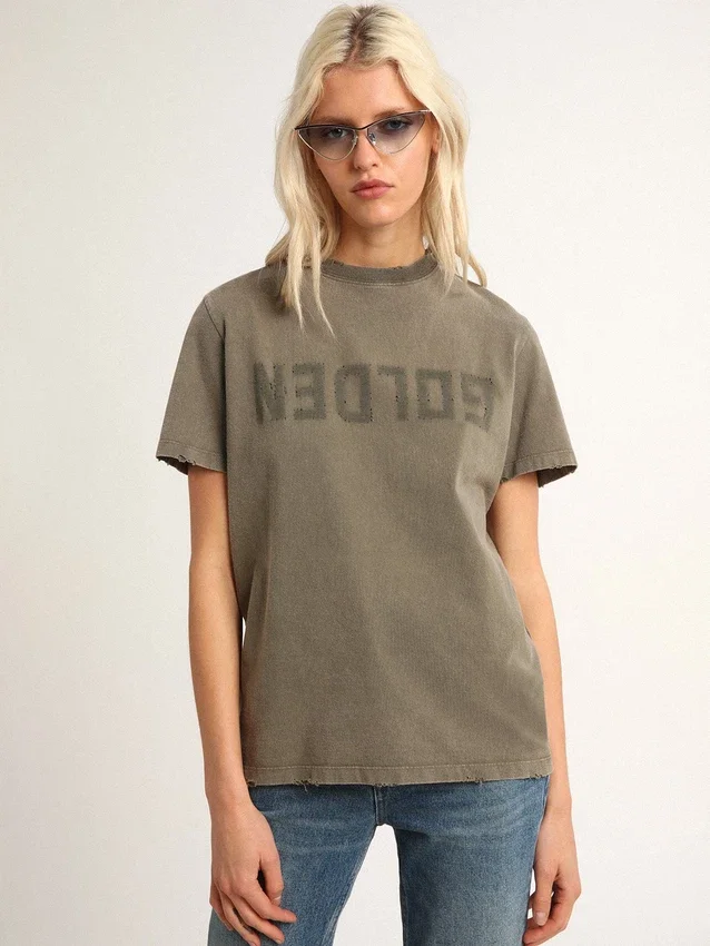 Olivgrön T-shirt i regular fit med guldfärgade bokstäver på framsidan