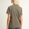 Olivgrön T-shirt i regular fit med guldfärgade bokstäver på framsidan