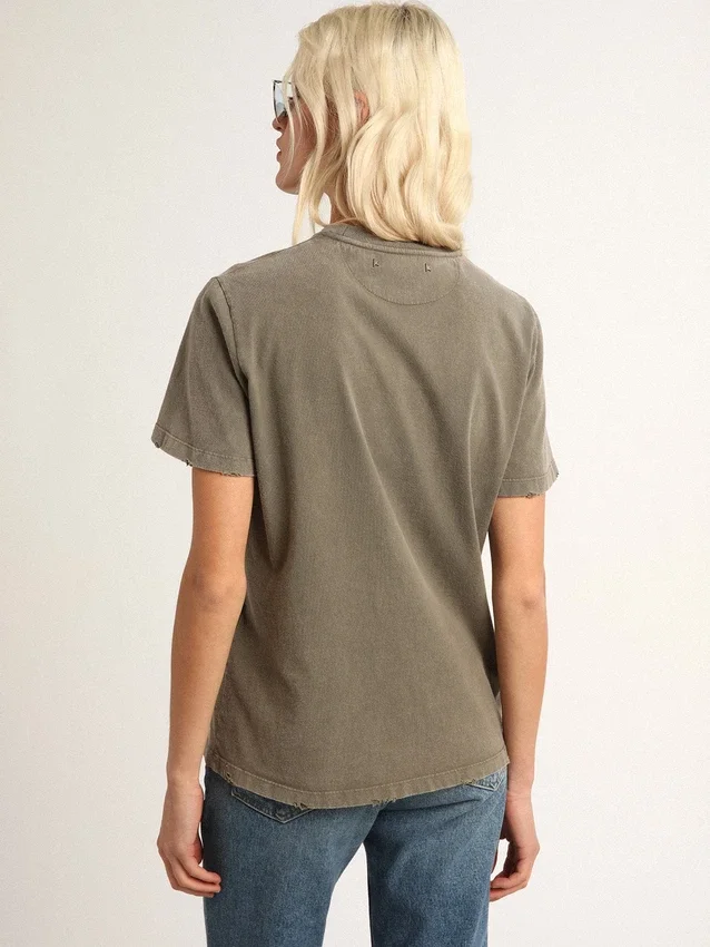 Olivgrön T-shirt i regular fit med guldfärgade bokstäver på framsidan