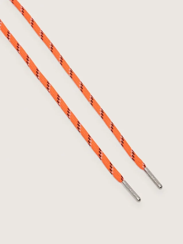 Orange vandringsskosnören med grå och svarta detaljer