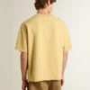 Oversized gul bomullskjorta för herr med blå tryck