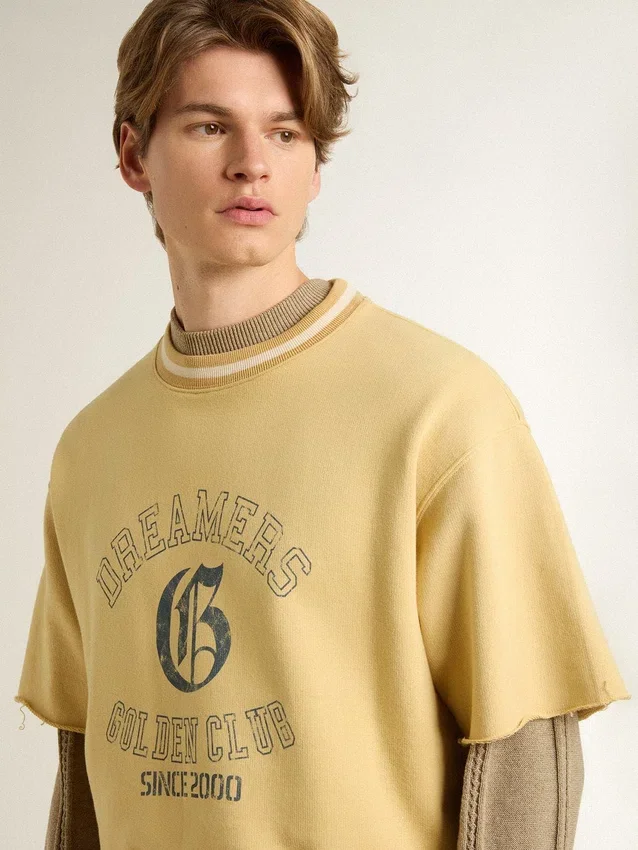 Oversized gul bomullskjorta för herr med blå tryck