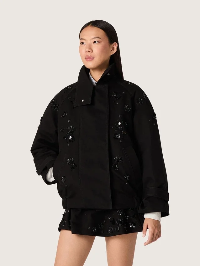 Oversized-jacka för damer i svart bomullstwill med blommigt broderi i paljetter