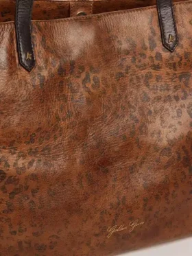 Pasadena-väska i hamrat läder med leopardmönster och kontrasterande svarta handtag